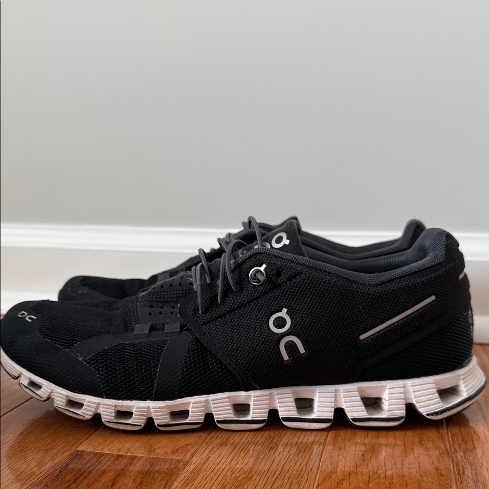 On Running women’s  Black and White Athletic Shoes 8.5